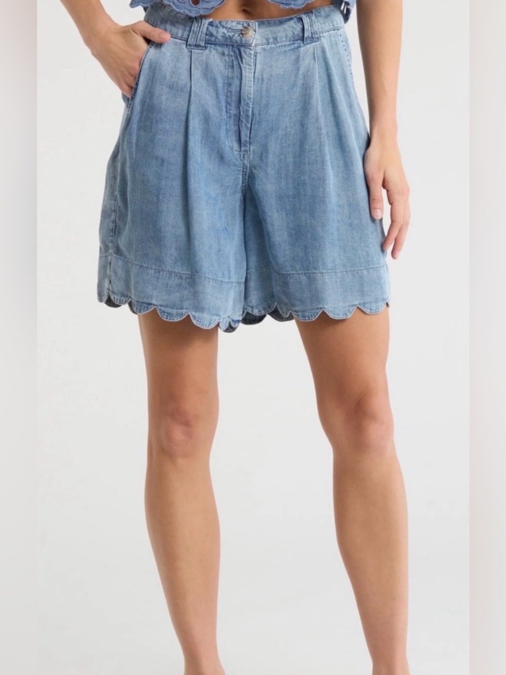 NWT Elie Elie Tahari Blue Chambray Scallop Hem Shorts. Size Medium